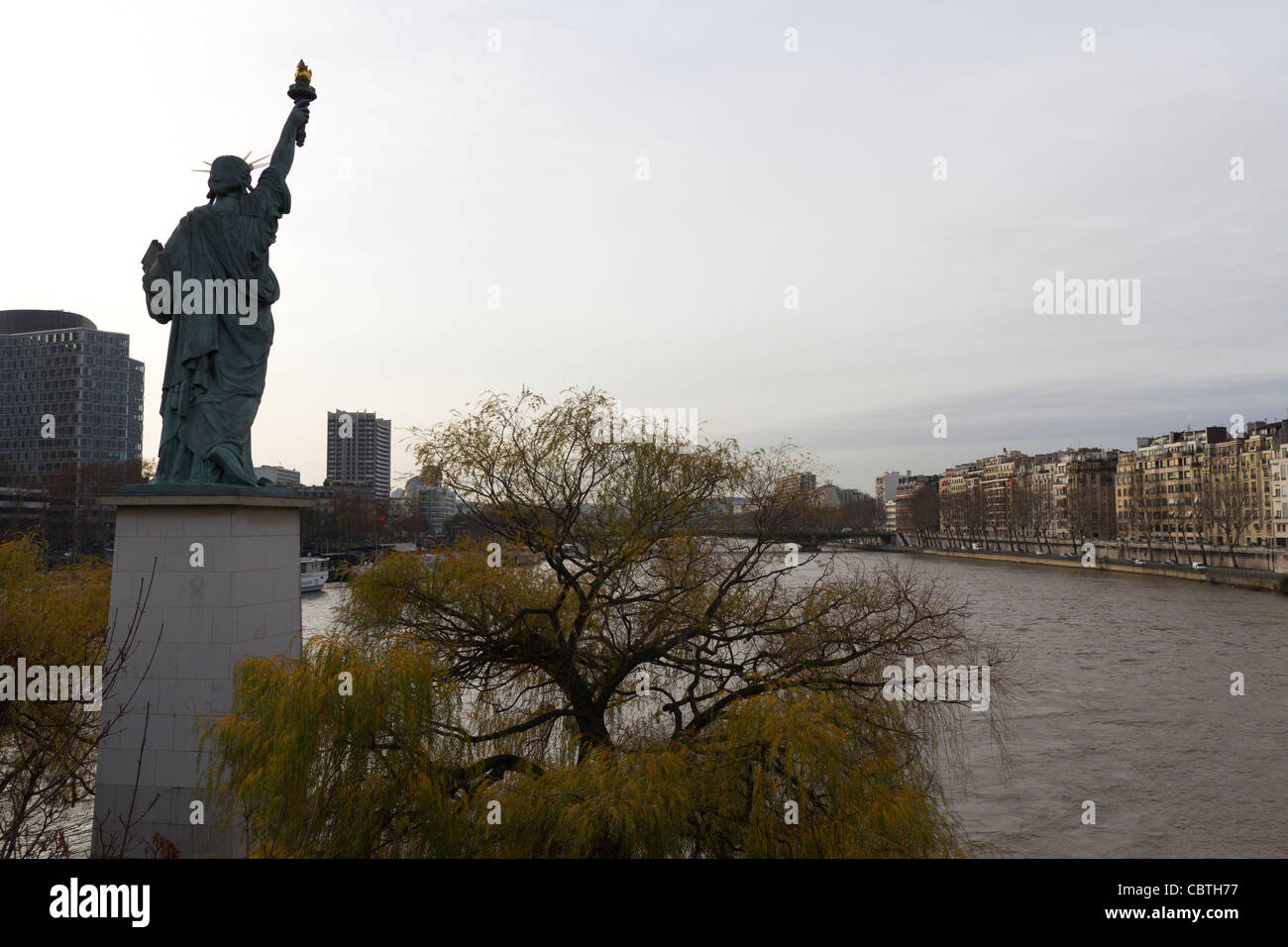 Statua della Libertà sull'Île aux Cygnes, Parigi, Francia Foto Stock