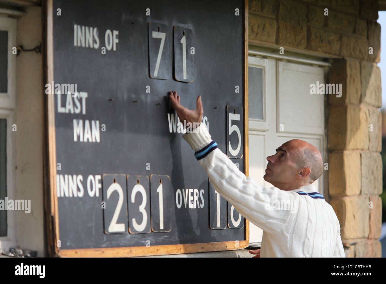 Village Cricket Scoreboard. Foto di James Boardman. Foto Stock