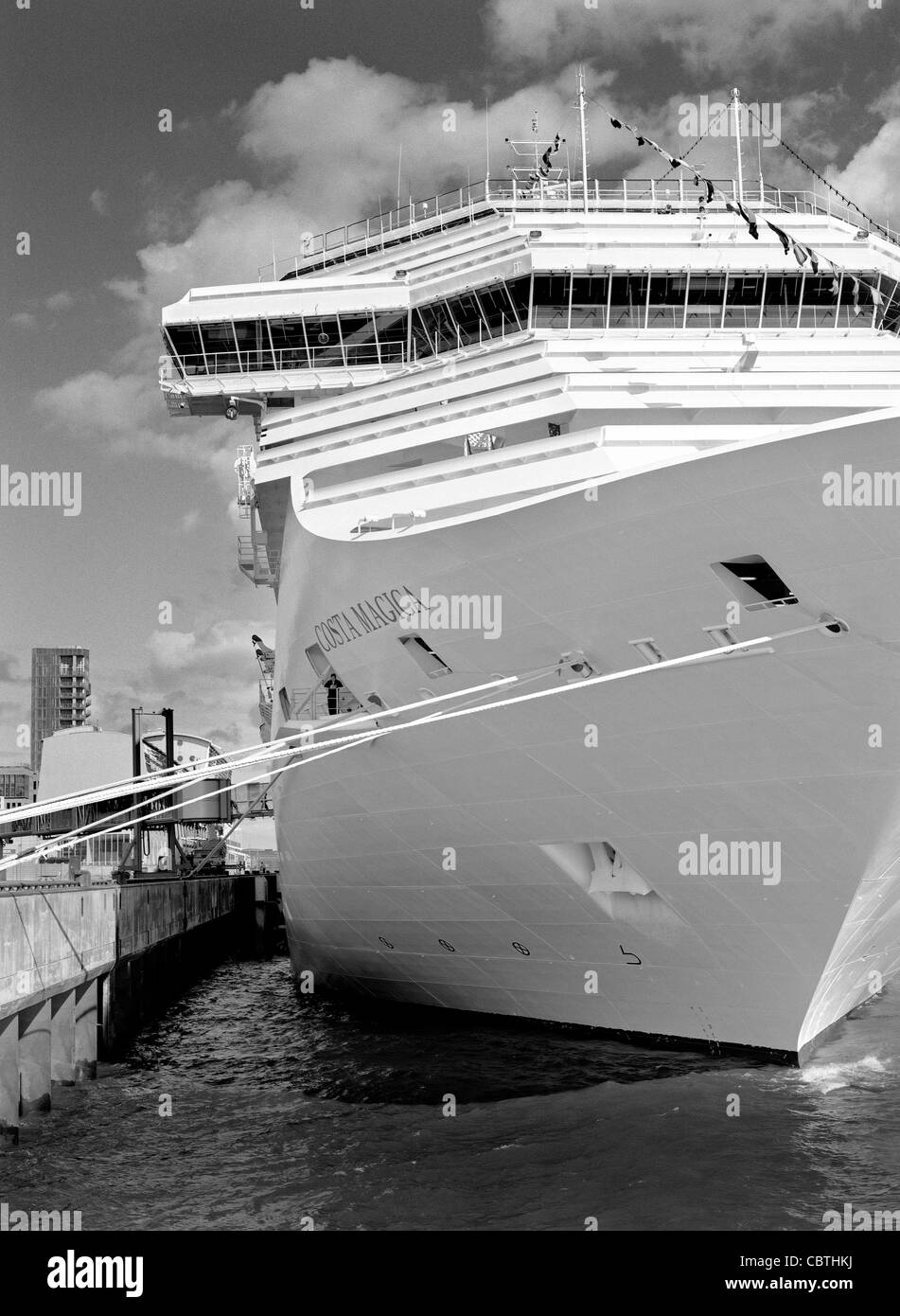 Costa Magica di Costa Crociere a Altona terminal per navi da crociera nel porto di Amburgo. Foto Stock