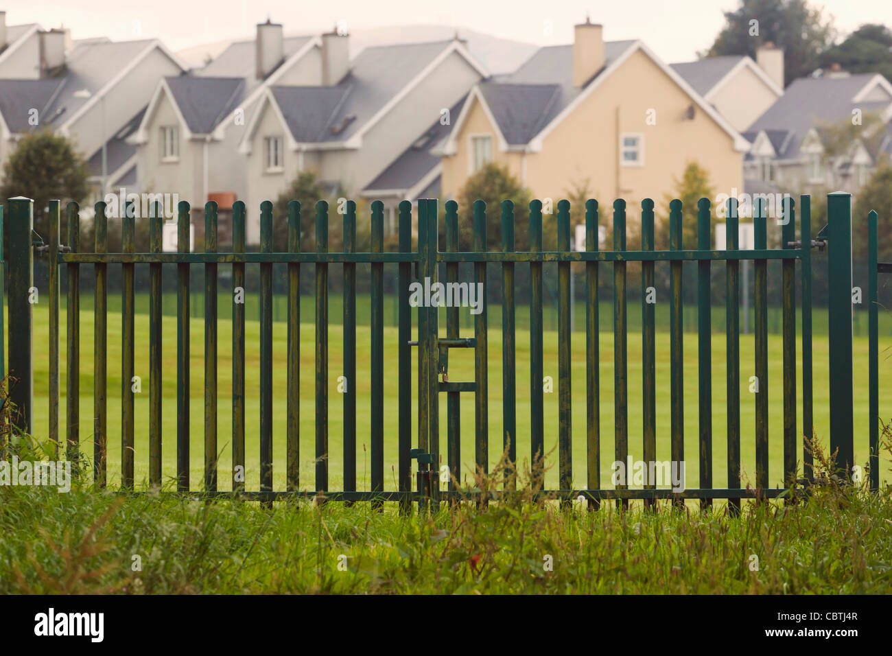 Il cancello al campo nella parte anteriore dell'alloggiamento station wagon, Dunmanway, County Cork, Repubblica di Irlanda. Foto Stock