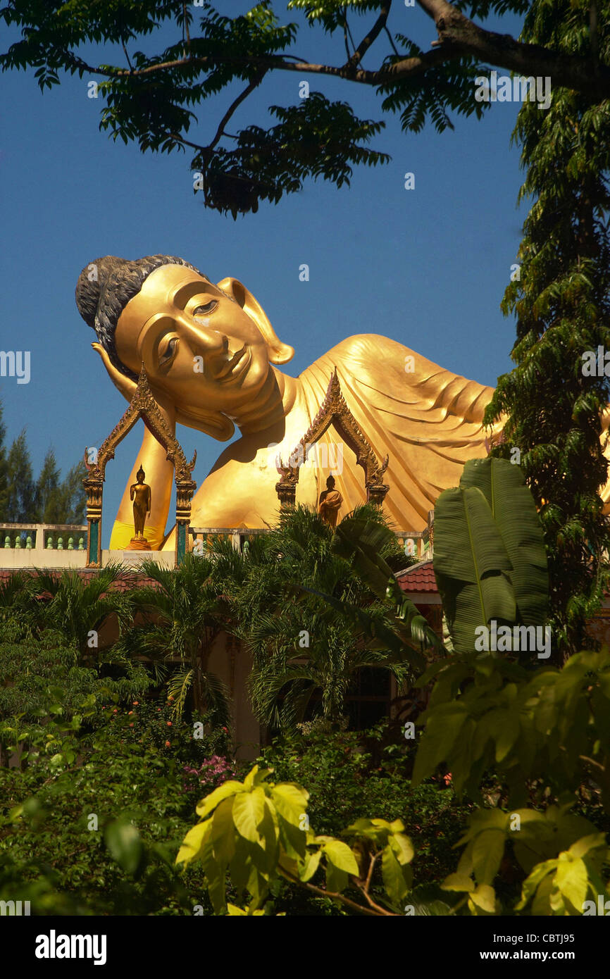 Testa di un oro grande Buddha reclinato al Wat Sri Sunthon, un tempio buddista sull isola di Phuket Foto Stock