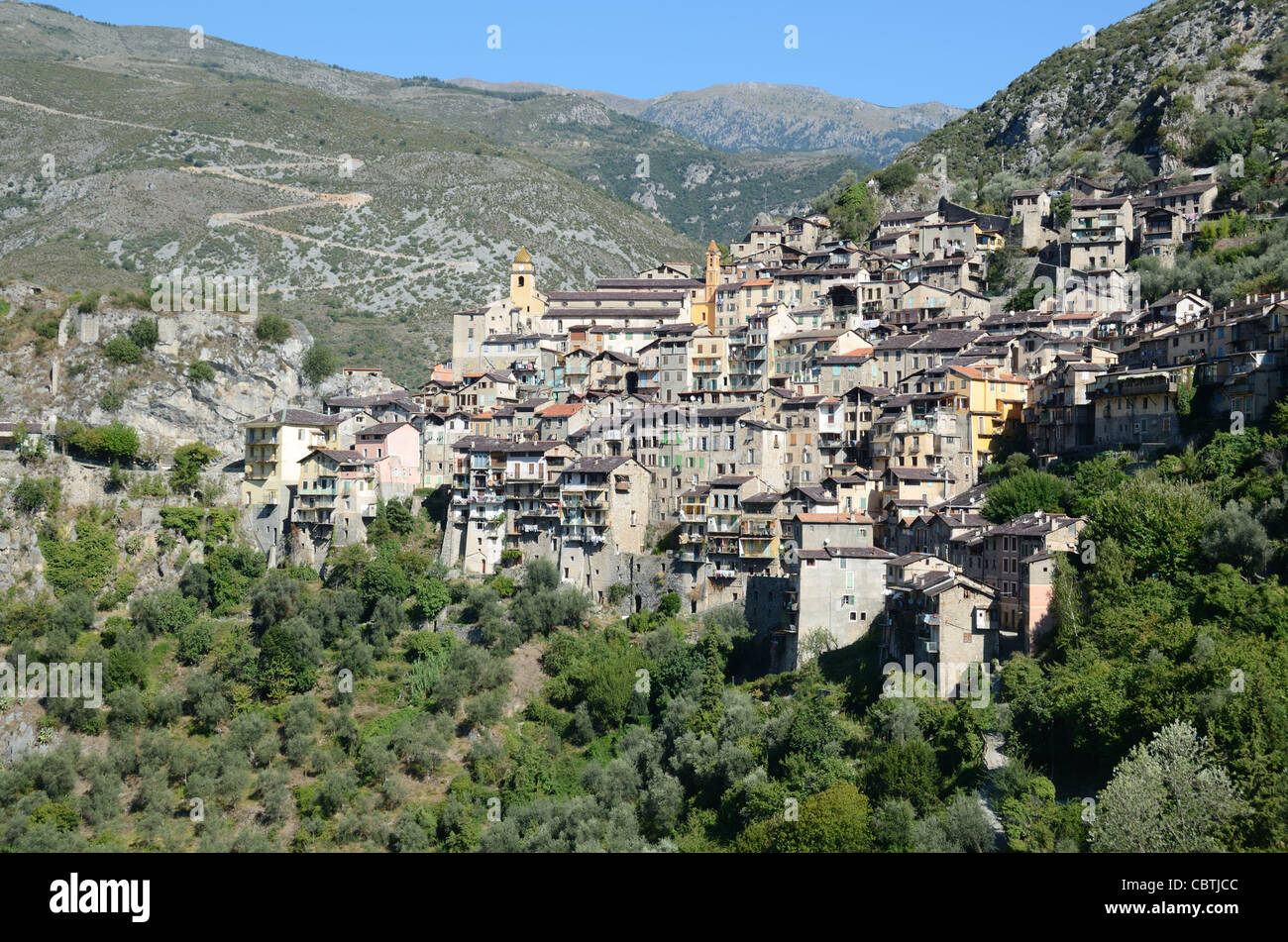 Vista panoramica o panoramica del villaggio alpino arroccato di Saorge nella Valle di Roya Alpes-Maritimes Francia Foto Stock