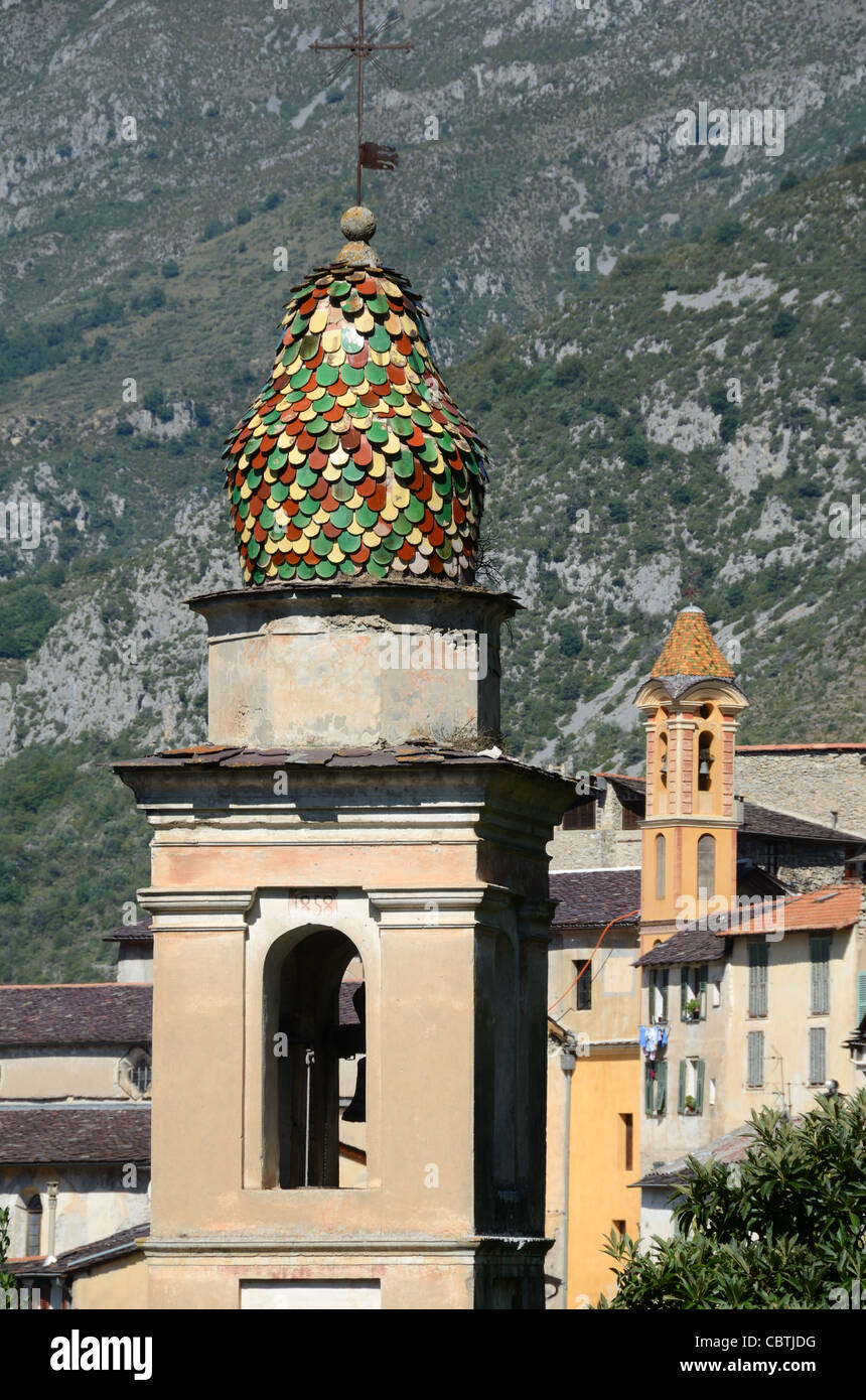 Chiesa Campanili o campanili con piastrelle multicolori cupole, Saorge, Roya Valley, Alpes-Maritimes, Francia Foto Stock