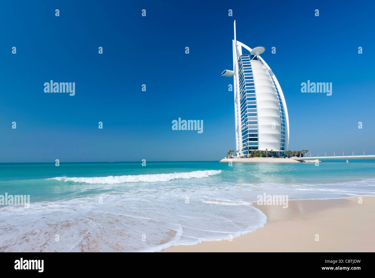 Vista del Burj al Arab hotel e la spiaggia di Dubai negli Emirati Arabi Uniti Foto Stock