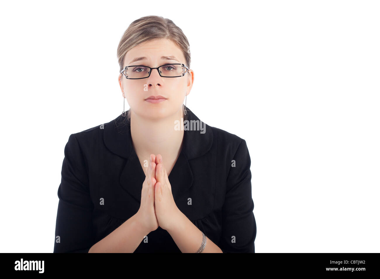 Disperata giovane donna orante, isolato su sfondo bianco. Foto Stock