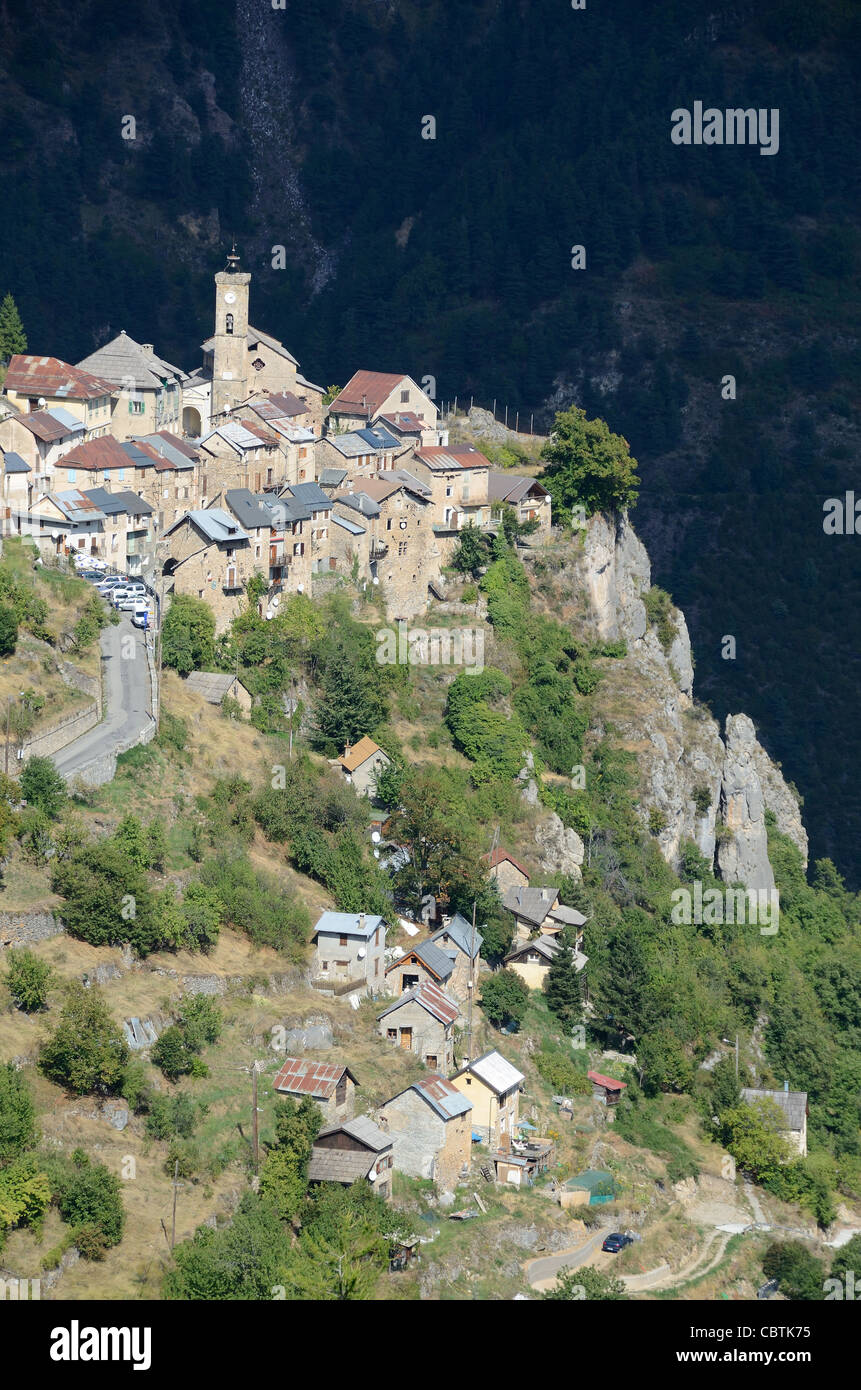 Vista del villaggio arroccato di Roubion nel Parco Nazionale del Mercantour, Alpi francesi meridionali Alpes-Maritimes Francia Foto Stock