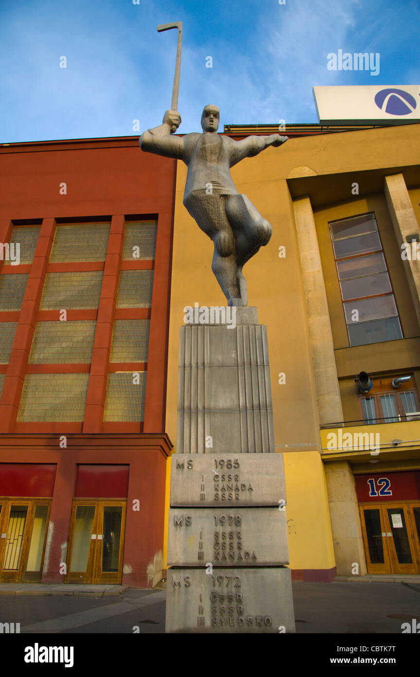 Hokejista il giocatore di hockey statua (1985) di Zdenek Nemecek davanti a Tesla Arena di Praga Repubblica Ceca Foto Stock