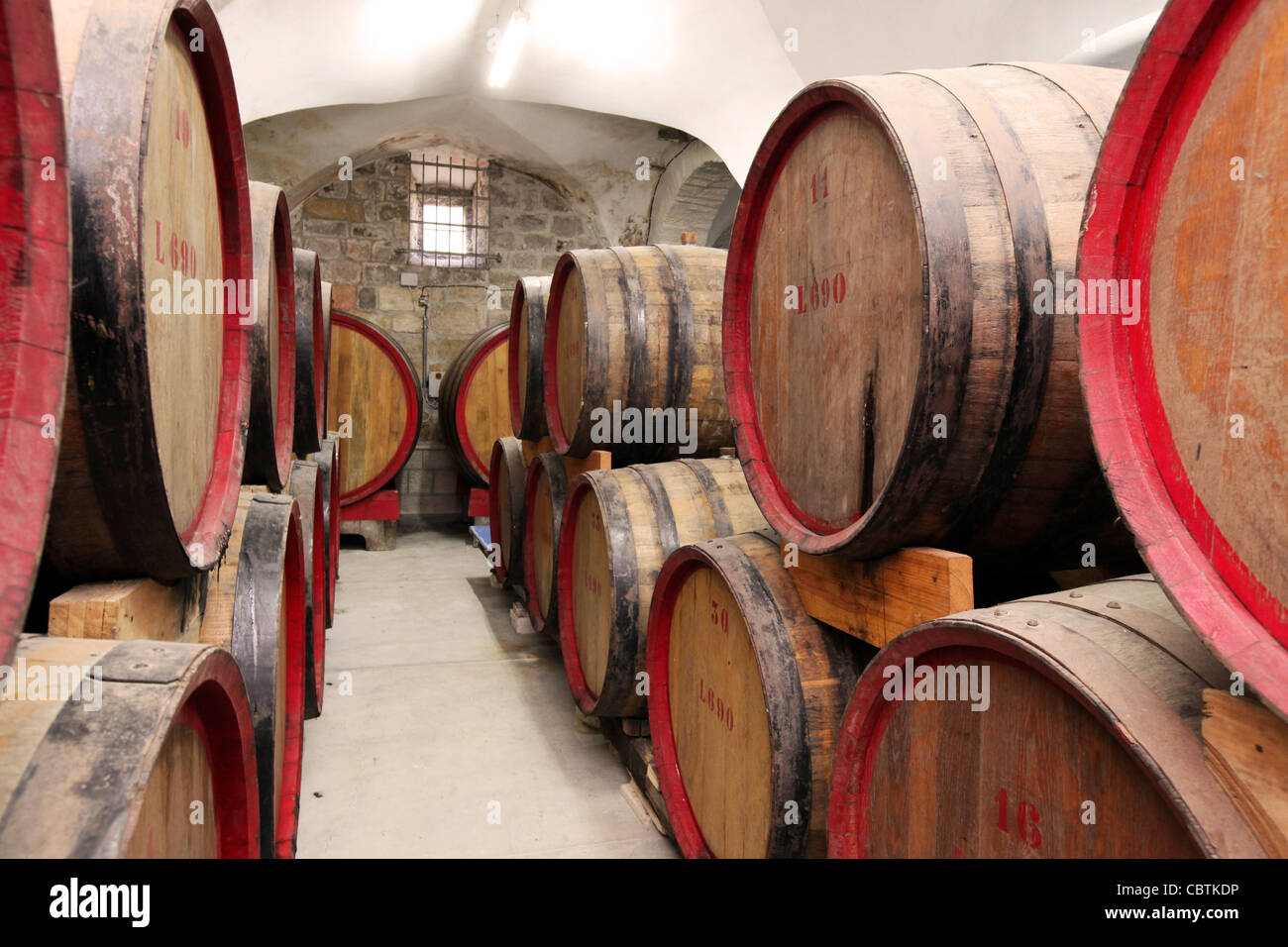 Botti di rovere nelle cantine di Cremisan Winery di Beit Jala vicino a Betlemme, Palestina Foto Stock
