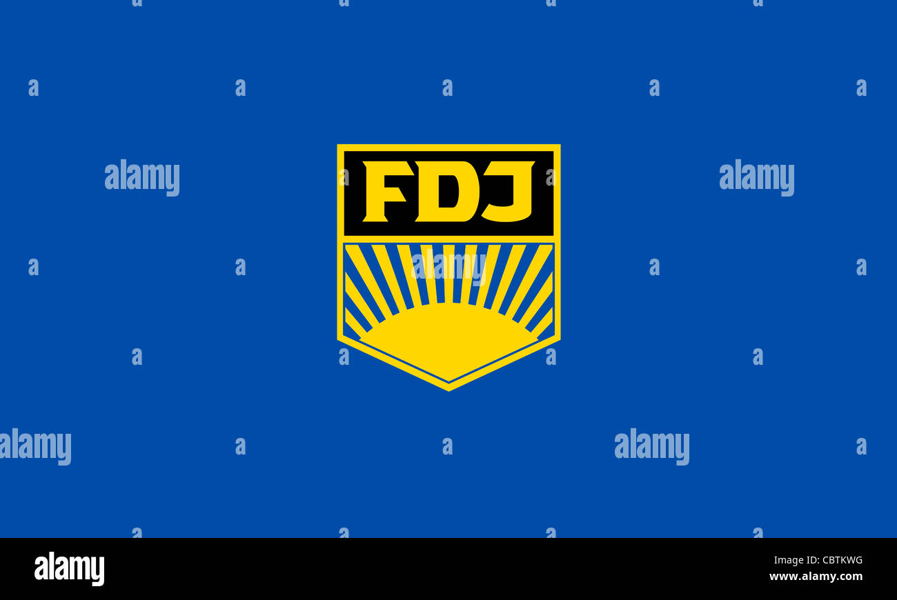 Bandiera della RDT organizzazione giovanile "Freie Deutsche Jugend' FDJ con l'emblema dello stato nei pressi di organizzazione per la gioventù. Foto Stock