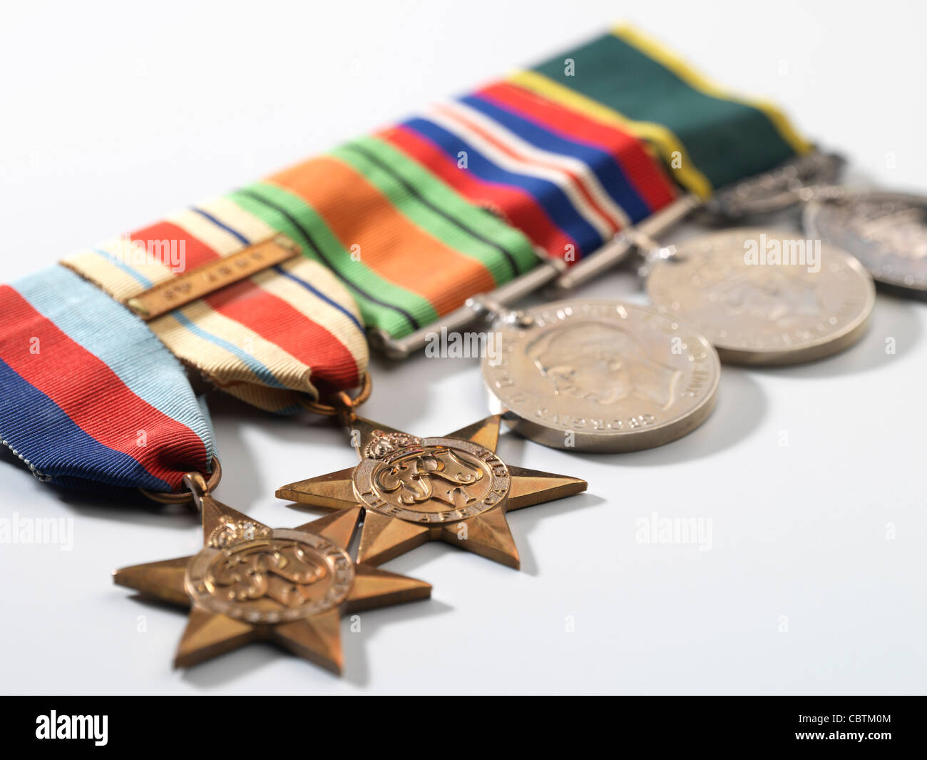 Medaglie premiate nel WW2, tra cui la Stella dell'Africa dell'Esercito del 8th, la Medaglia della Difesa e la Medaglia dell'Esercito Territoriale. Sfondo bianco Foto Stock