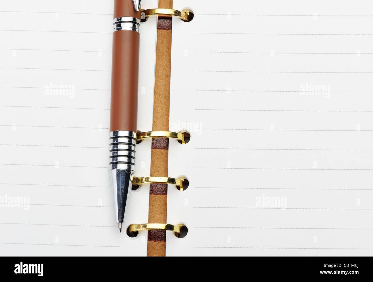 Aprire il notebook con il legame di rame e di stile Pen. Foto Stock