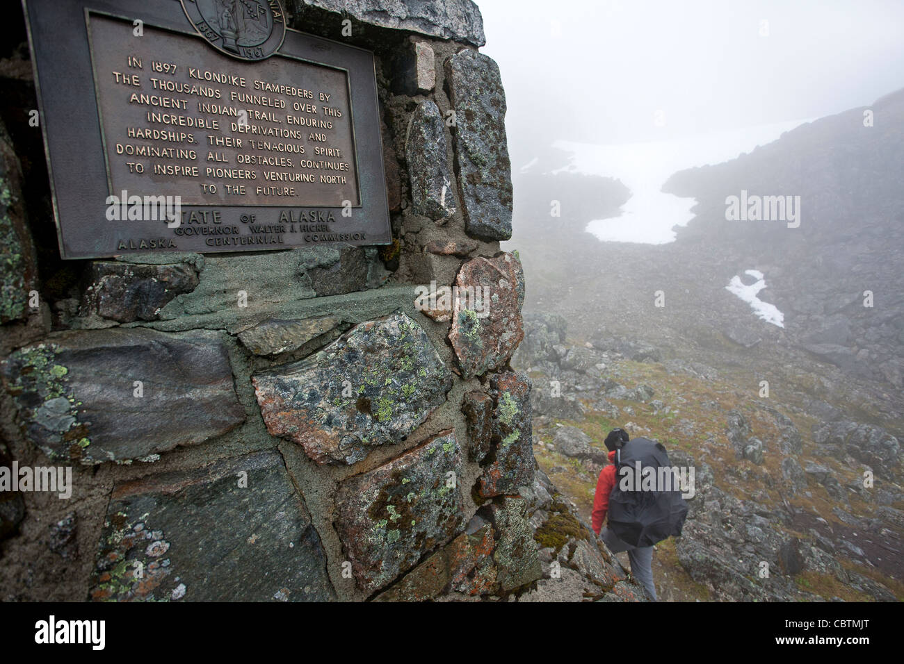 Una commemorazione di placca la Chilkoot Pass. Chilkoot Trail. Confine Alaska-Canada Foto Stock