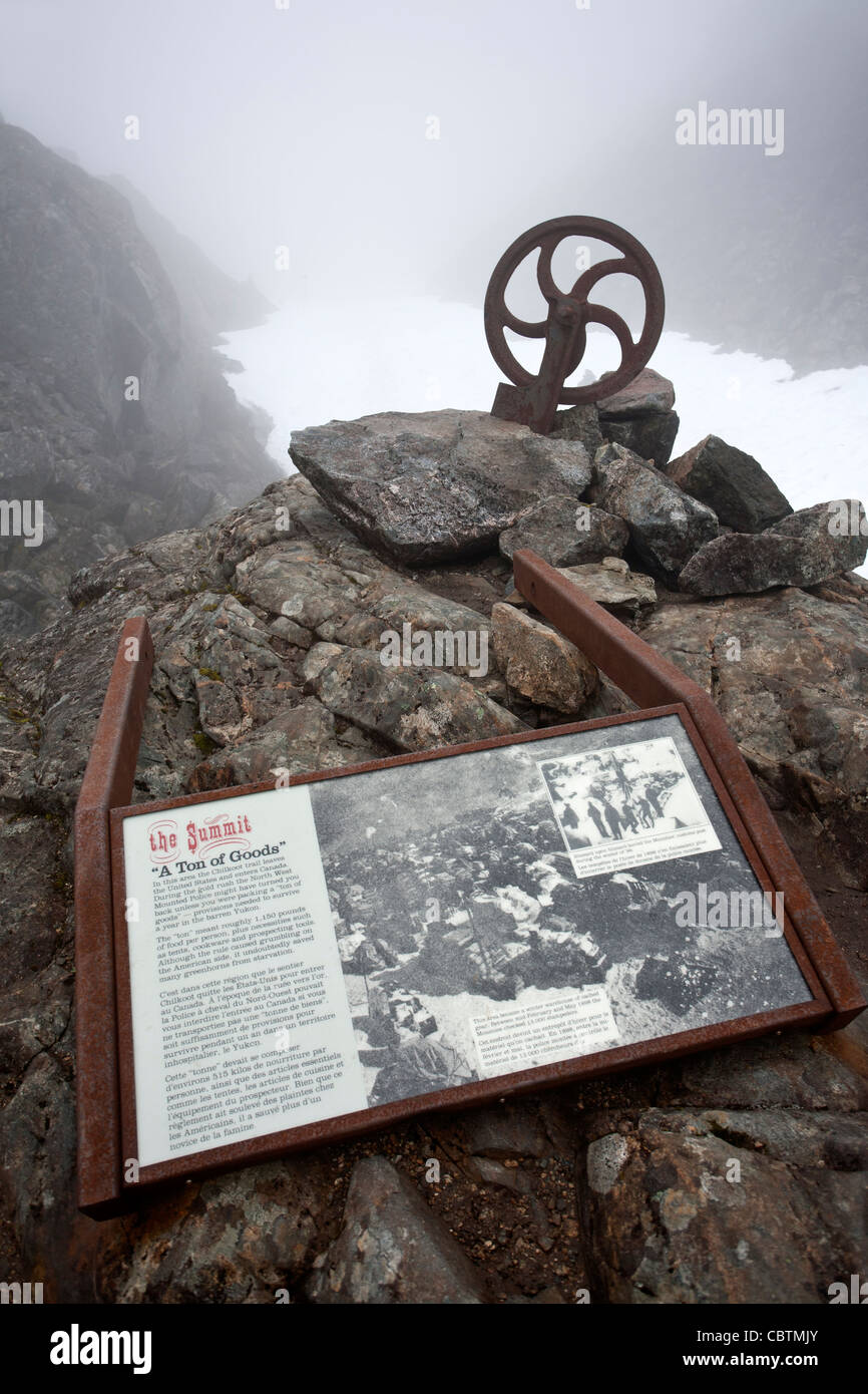 Segno interpretative e tram vecchi manufatti. Chilkoot Pass. Chilkoot Trail. USA-Canada border Foto Stock