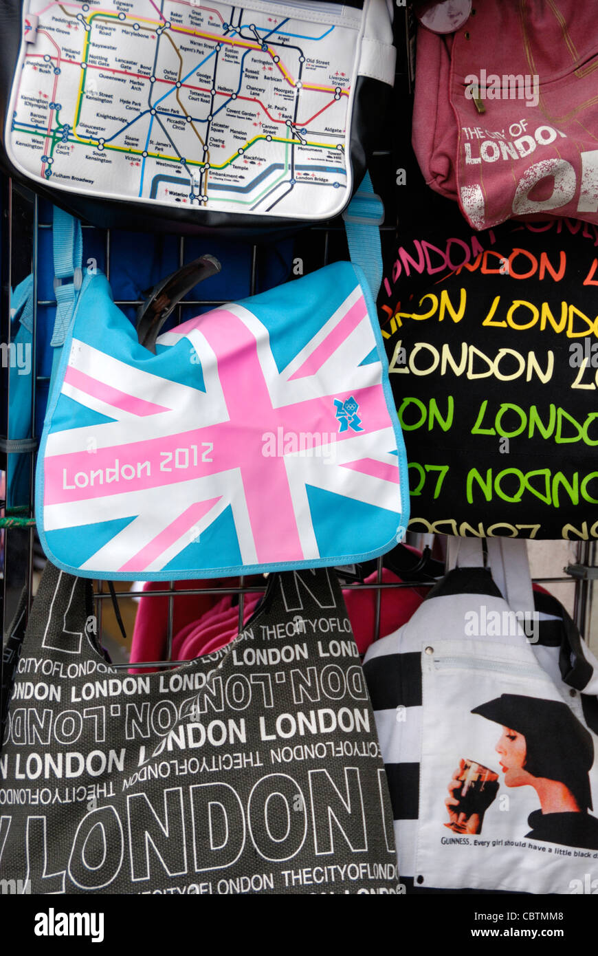 London souvenir borse tracolla al di fuori di un negozio di souvenir Foto Stock