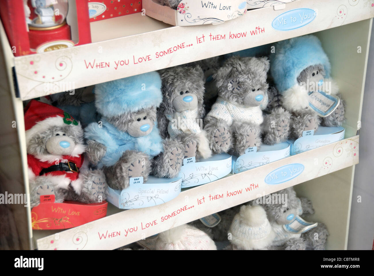 Peluche nella vetrina di un negozio. Foto Stock