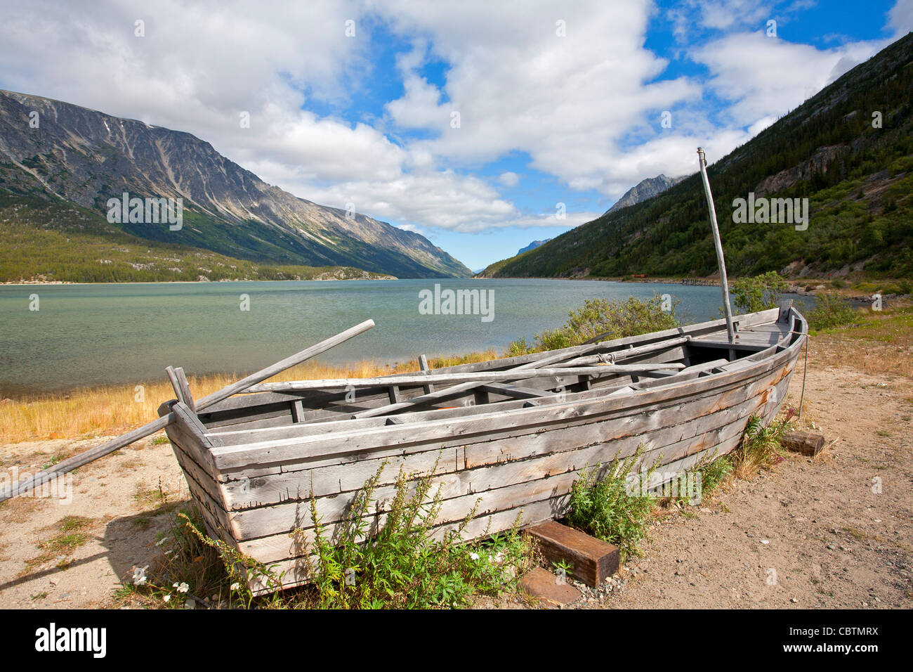 Una replica di una delle barche usate da de oro stampeders sulla loro strada verso il Klondike nel 1898. Lake Bennett. Canada Foto Stock