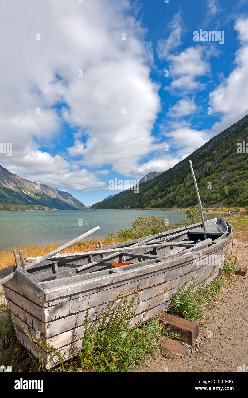 Una replica di una delle barche usate da de oro stampeders sulla loro strada verso il Klondike nel 1898. Lake Bennett. Canada Foto Stock