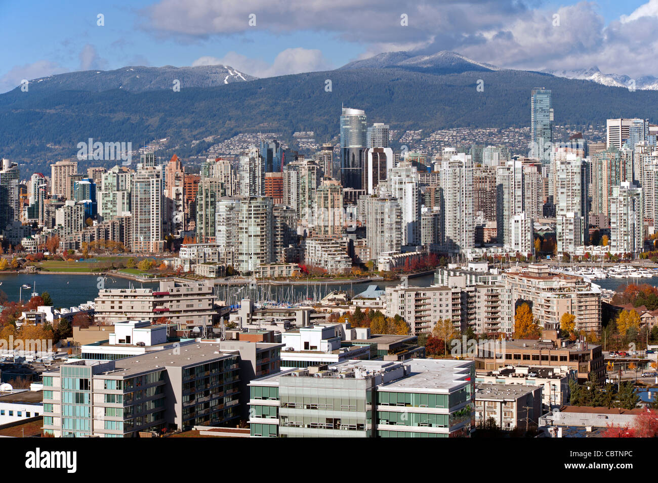 Lo skyline di Vancouver e montagne Foto Stock