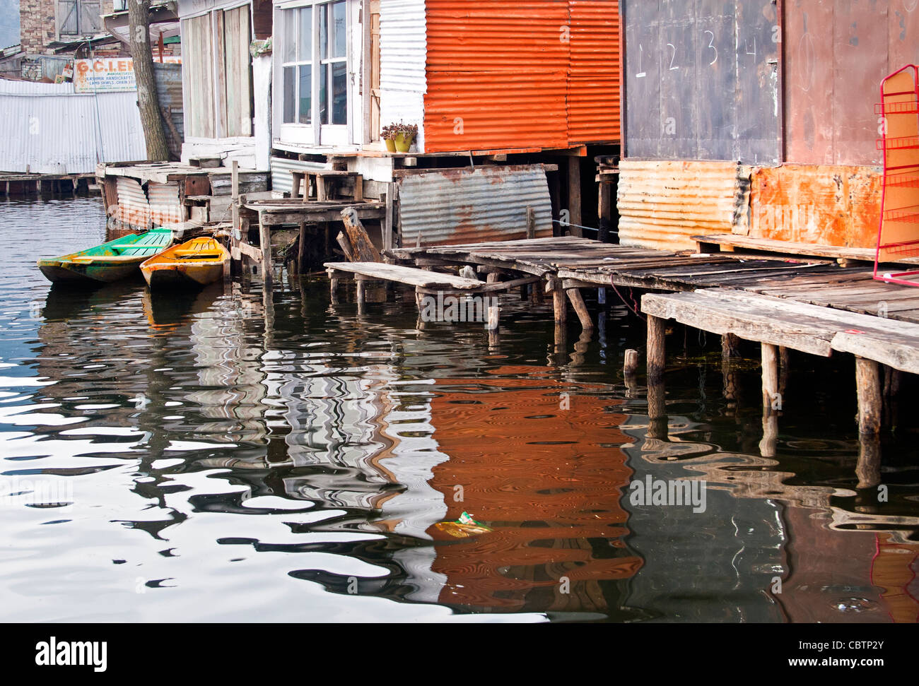 Paese barche di galleggiare in un canale di Dal lago, Srinagar Foto Stock