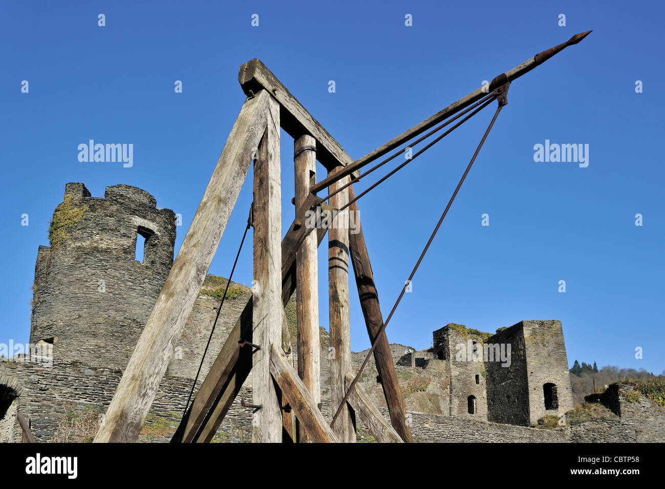 Springald / Ballista, una meccanica del dispositivo di artiglieria presso le rovine del castello medievale in La Roche-en-Ardenne, Ardenne, Belgio Foto Stock