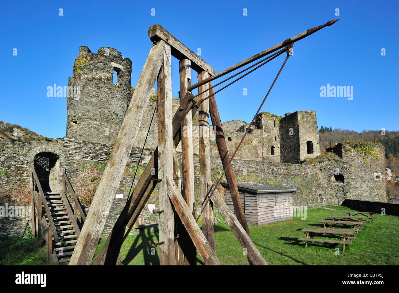 Springald / Ballista, una meccanica del dispositivo di artiglieria presso le rovine del castello medievale in La Roche-en-Ardenne, Ardenne, Belgio Foto Stock