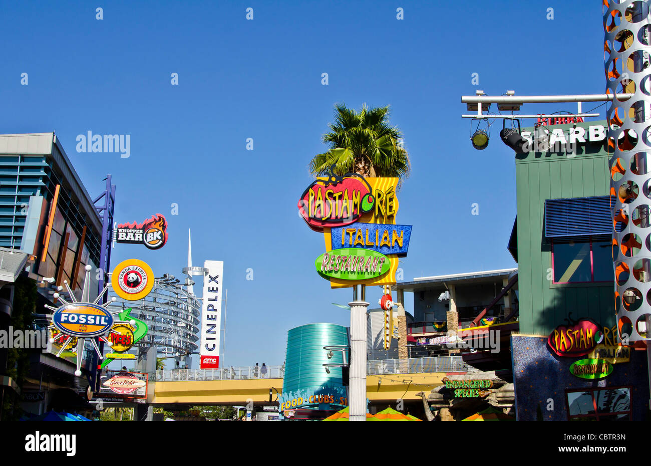 CityWalk che mostra segni di ristoranti negozi e bar Al Universal Orlando Resort Florida Foto Stock
