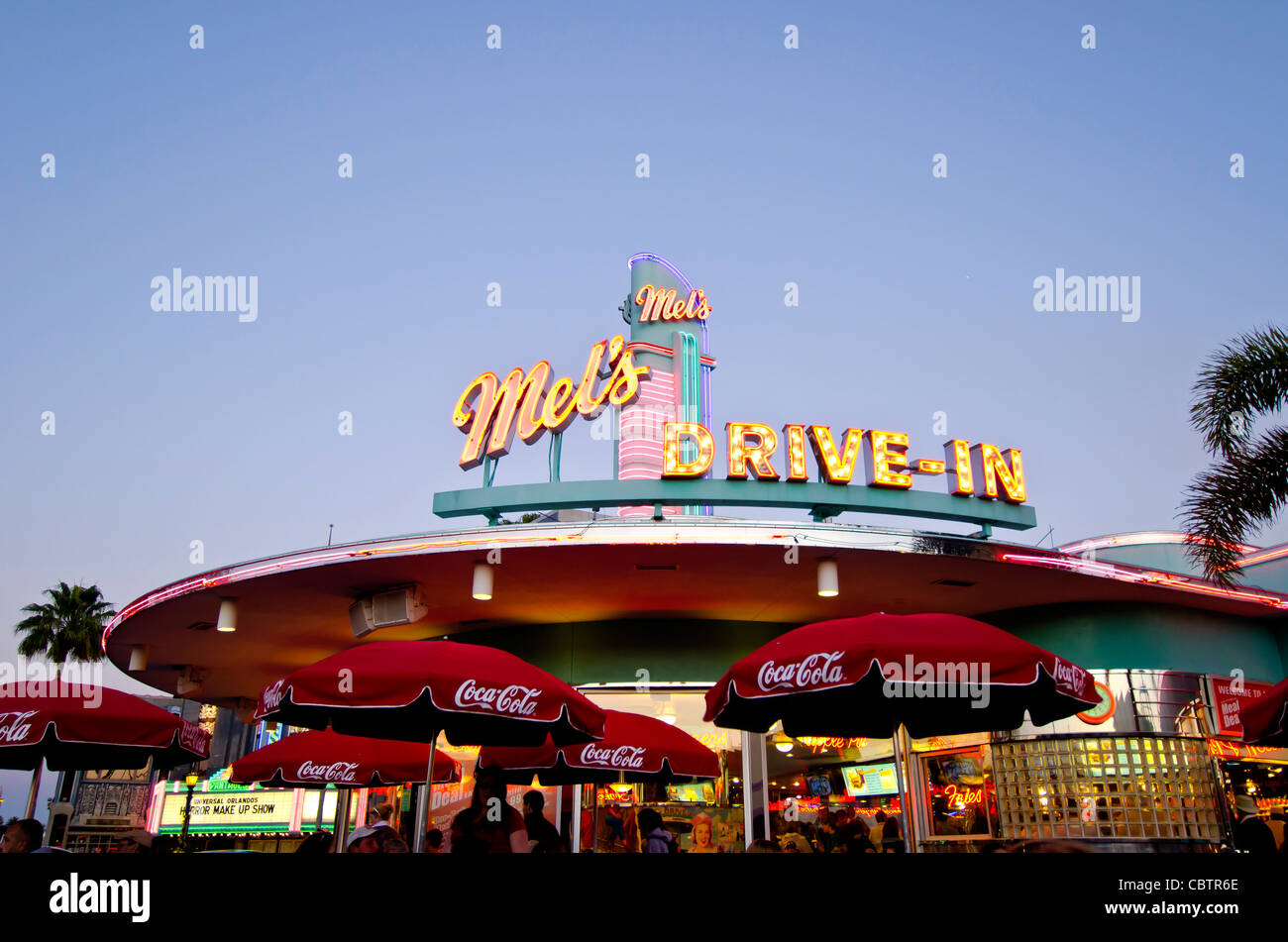 Mel Drive-In ristorante con diners esterni al crepuscolo Universal Studios Orlando, Florida. Foto Stock
