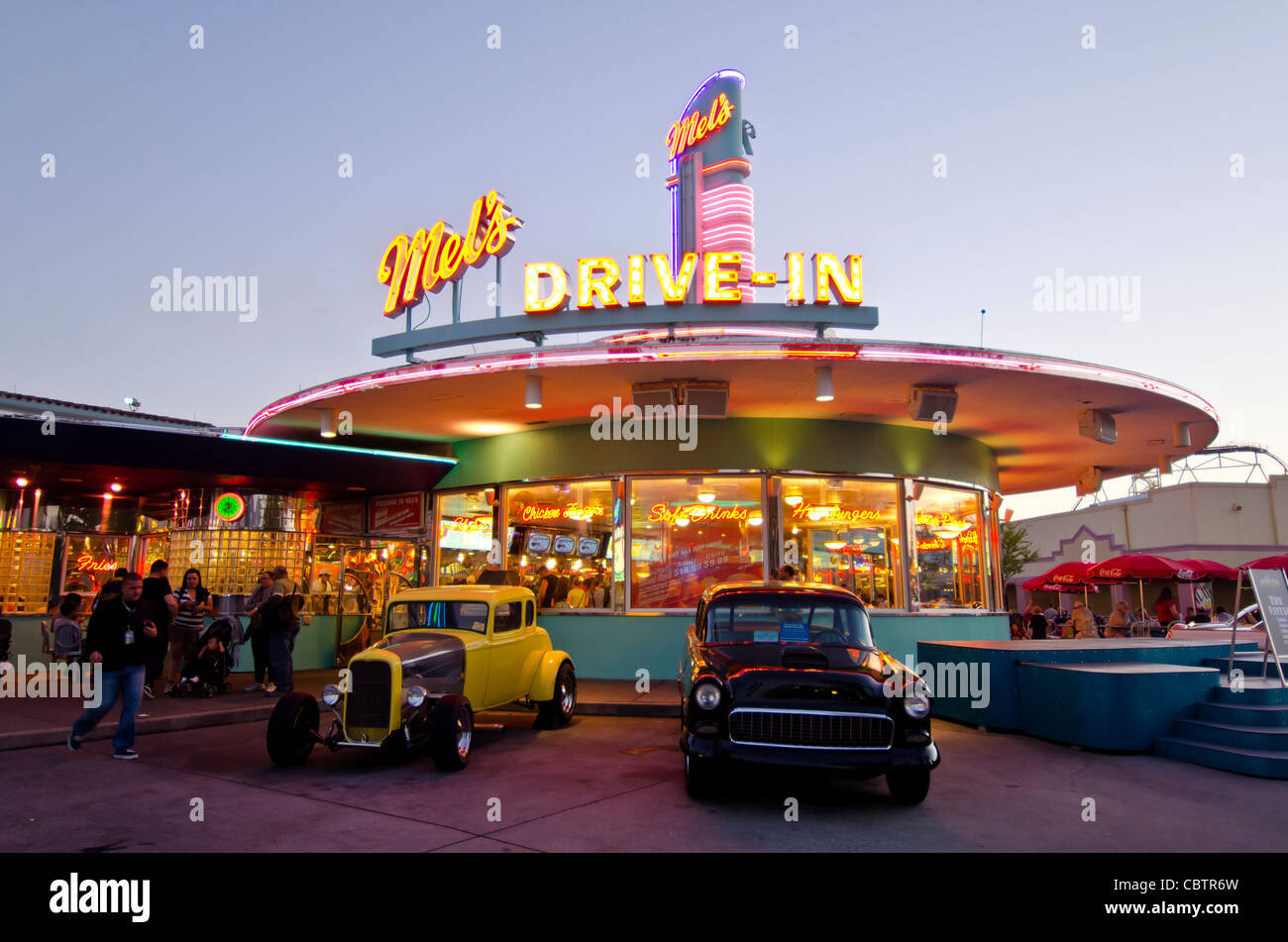 Mel Drive-In ristorante con auto classiche al crepuscolo Universal Studios Orlando, Florida, Foto Stock
