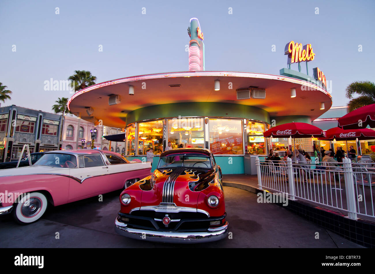 Mel Drive-In ristorante con auto classiche al crepuscolo Universal Studios Orlando, Florida, Foto Stock