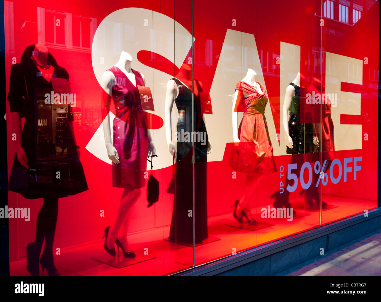 Le vendite a Hobbs negozio di abbigliamento, London, England, Regno Unito Foto Stock