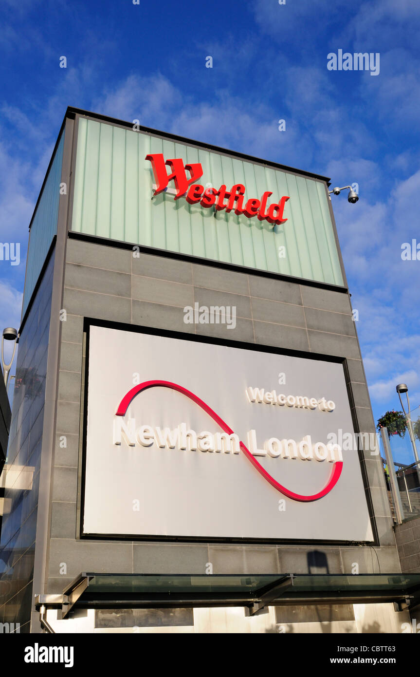 Il centro commerciale Westfield e benvenuti a Newham, segni di Londra, Stratford, Londra, Inghilterra, Regno Unito Foto Stock