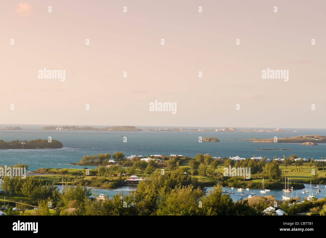 Bermuda. Si affacciano su di un suono eccezionale e minore Riddell's Bay, Bermuda. Foto Stock