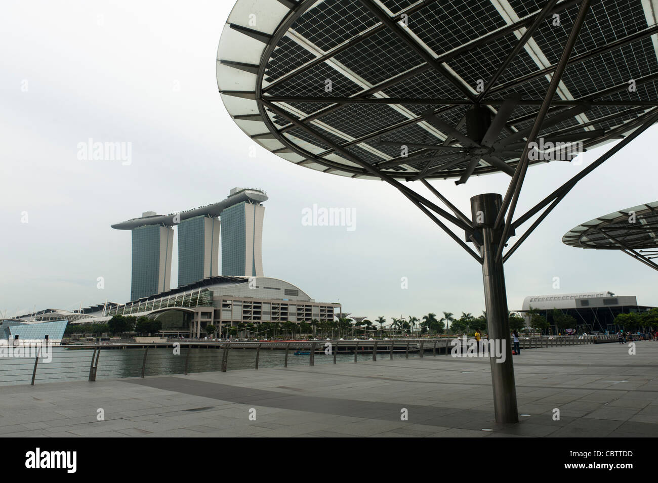 Energia Solare- powered ventola di raffreddamento a Singapore il Marina Bay. Foto Stock