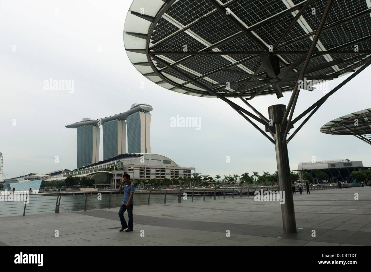 Energia Solare- powered ventola di raffreddamento a Singapore il Marina Bay. Foto Stock