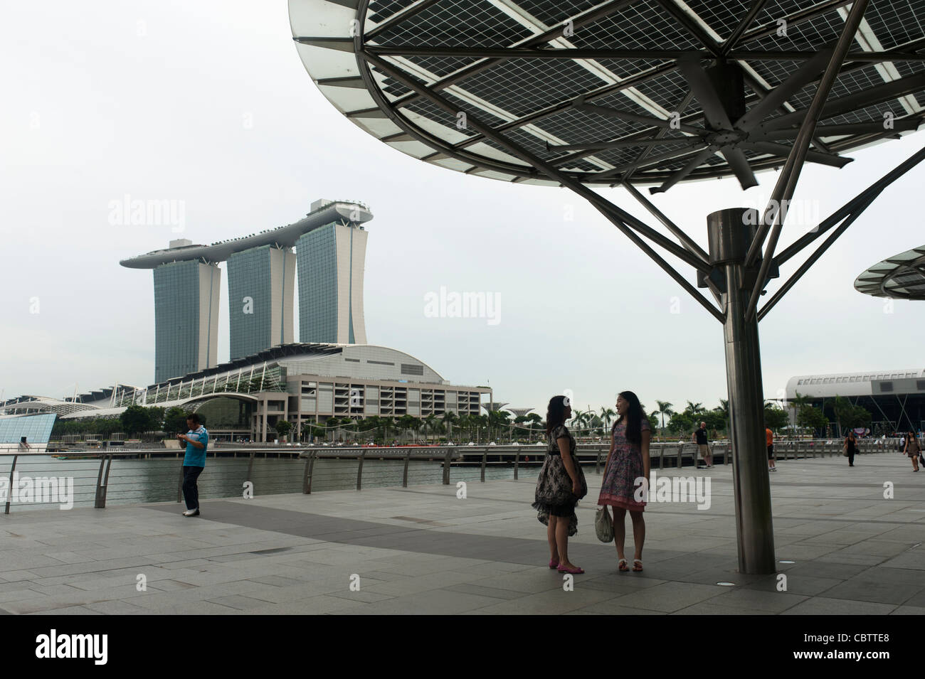 Energia Solare- powered ventola di raffreddamento a Singapore il Marina Bay. Foto Stock