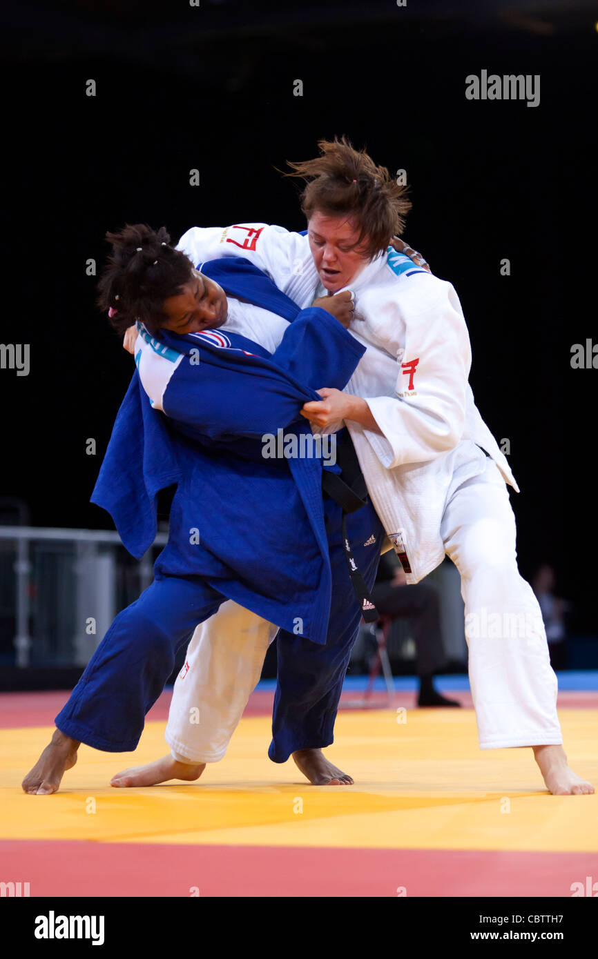 Megan Fletcher v Clarisse Habricot -70 kg Londra prepara International Invitational Judo evento di prova, Dic 2011 presso l'ExCel. Foto Stock