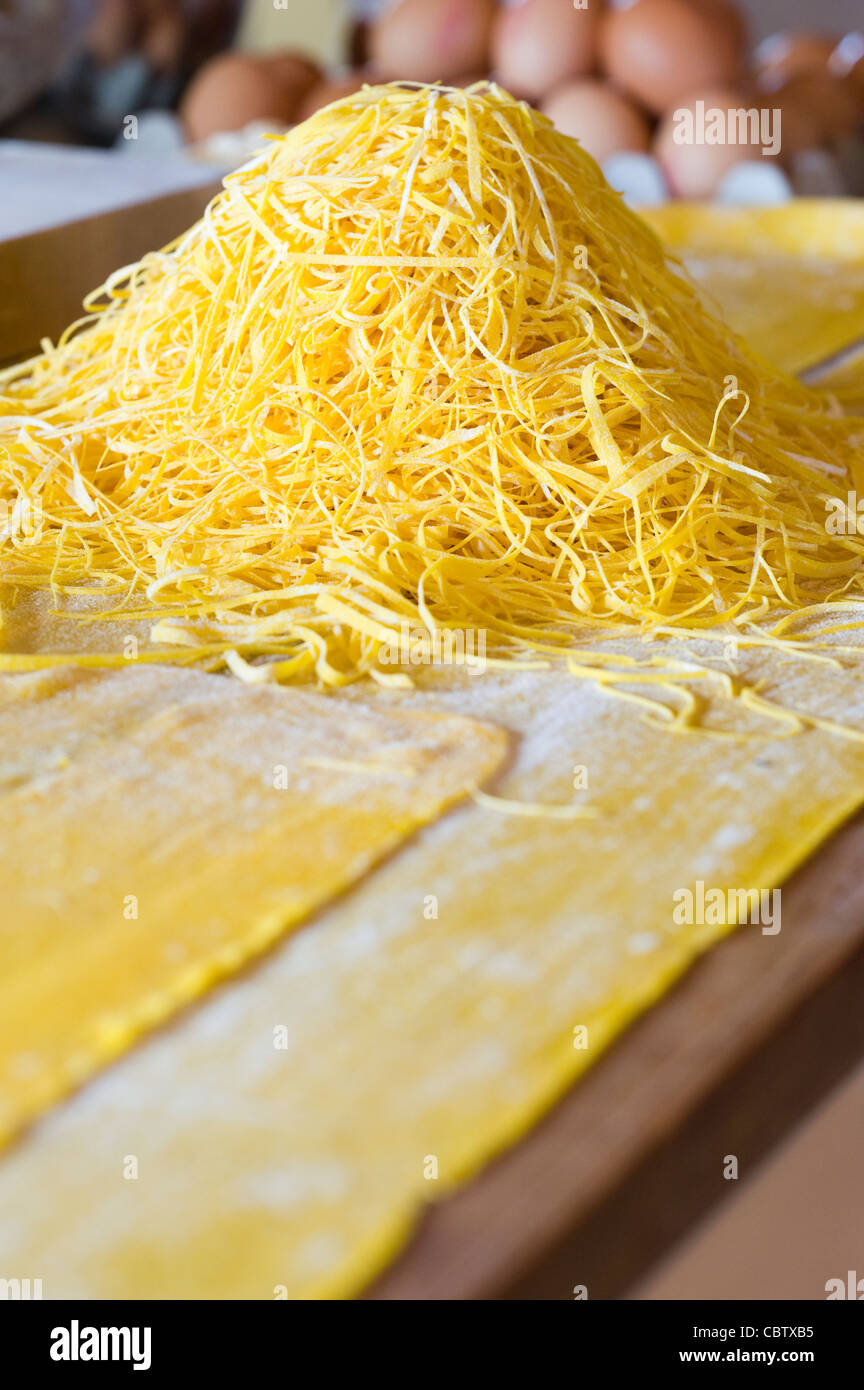 Chiudere fino a base di pasta fresca tagliatelle Foto Stock