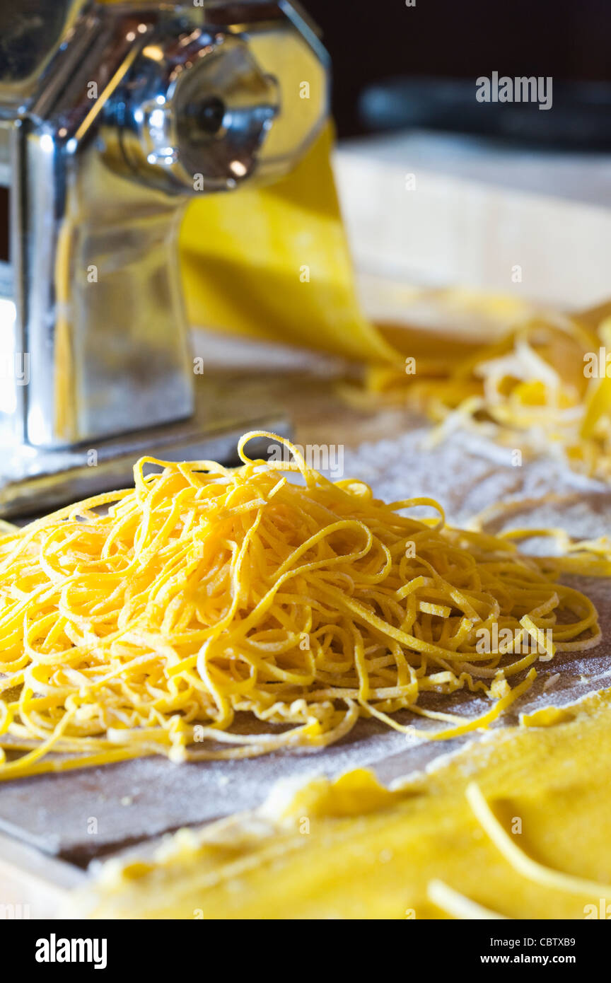 Chiudere fino a base di pasta fresca tagliatelle Foto Stock