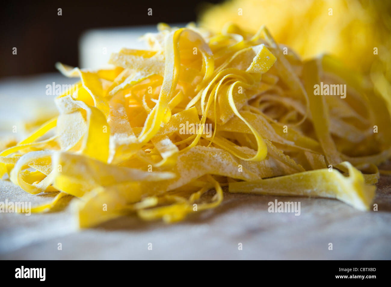 Chiudere fino a base di pasta fresca tagliatelle Foto Stock