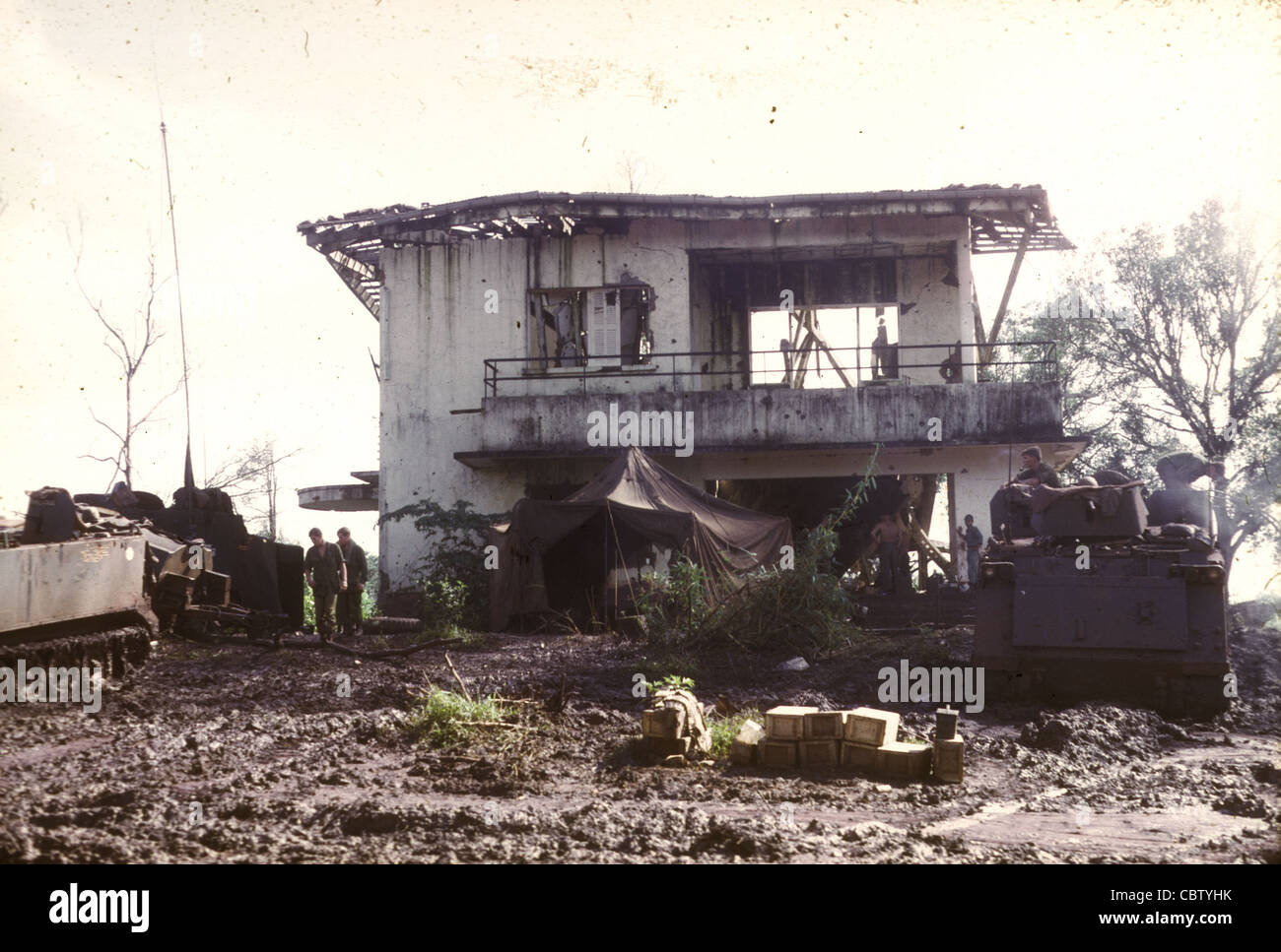 Casa francese nella zona di Quan Loi dopo essere stato distrutto dall'artiglieria e proiettili APC corazzato trasporto di personale M113 monitorati Foto Stock