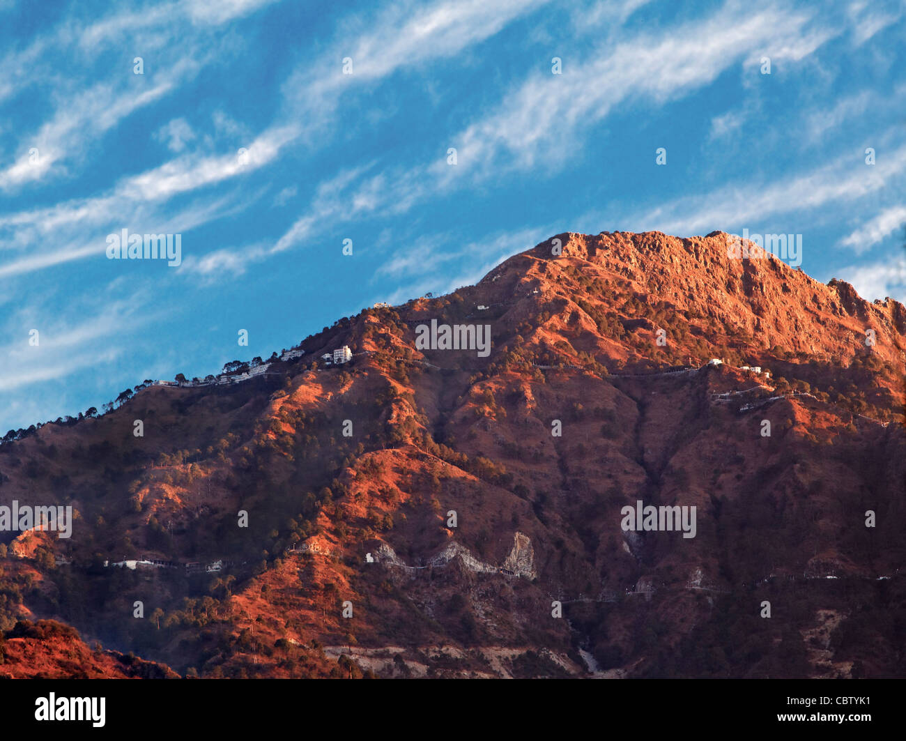 Paesaggio di alba ombre e raggi solari su Vaishno Devi ai piedi dell'Himalaya da Katra, ritagliare lo spazio e le aree vuote Foto Stock