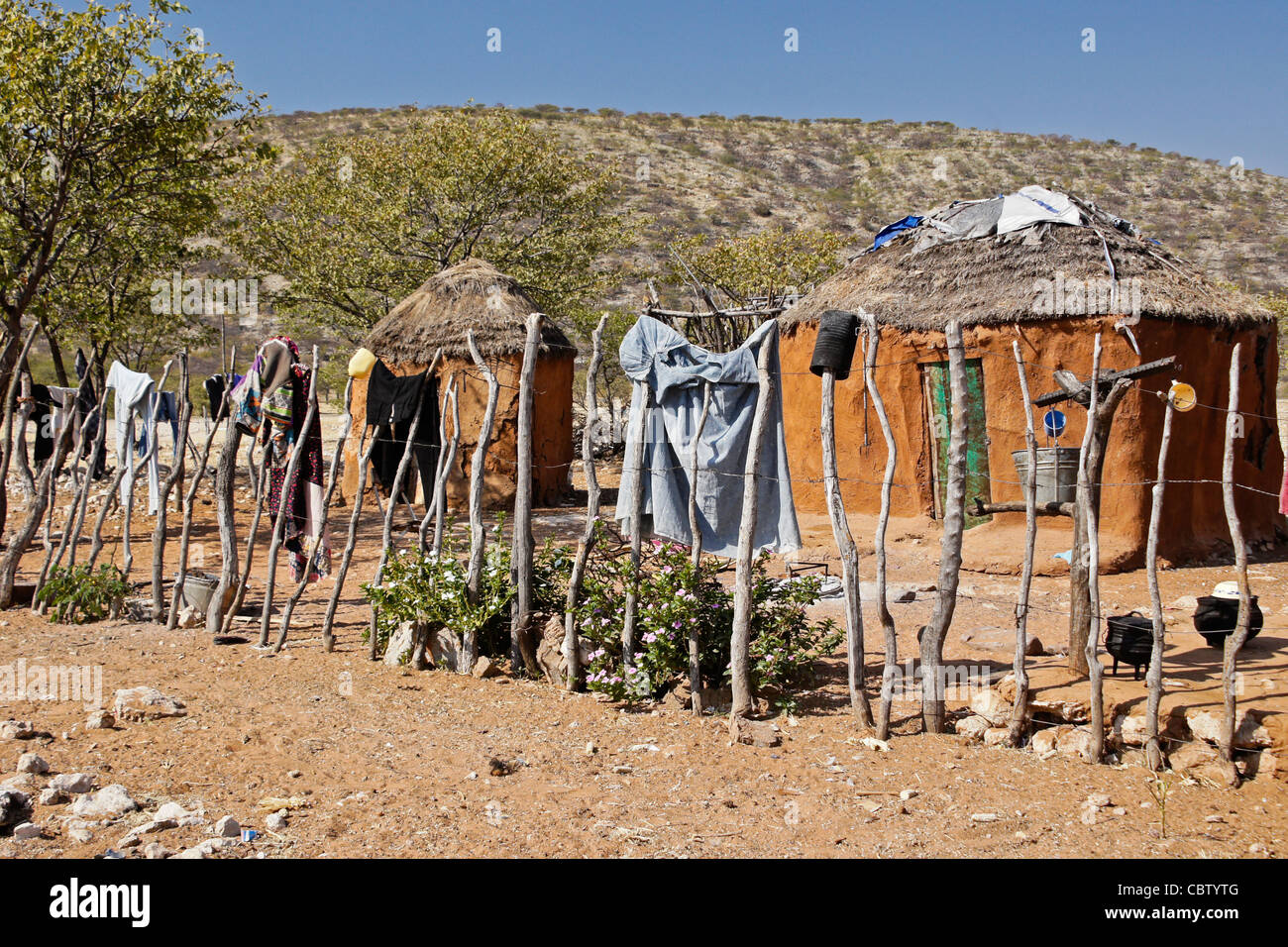 Casa di famiglia in un villaggio Herero, Damaraland, Namibia Foto Stock