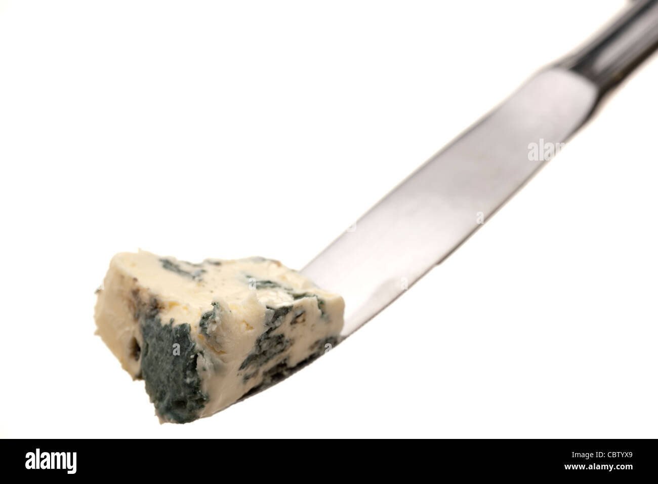 Porzione di morbida crema formaggio blu su un coltello Foto Stock