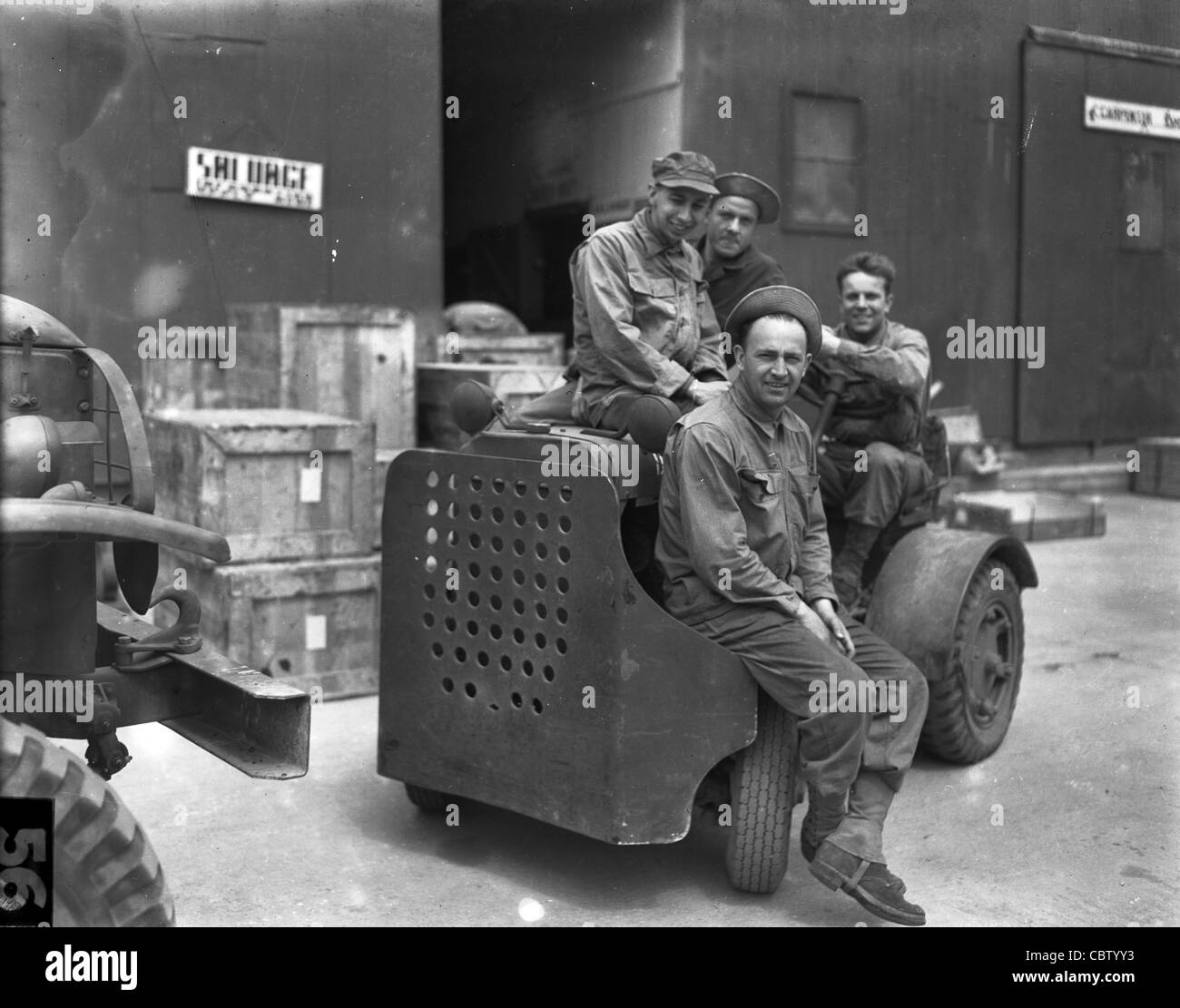 Gli americani in posa su apparecchiature durante la seconda guerra mondiale Foto Stock