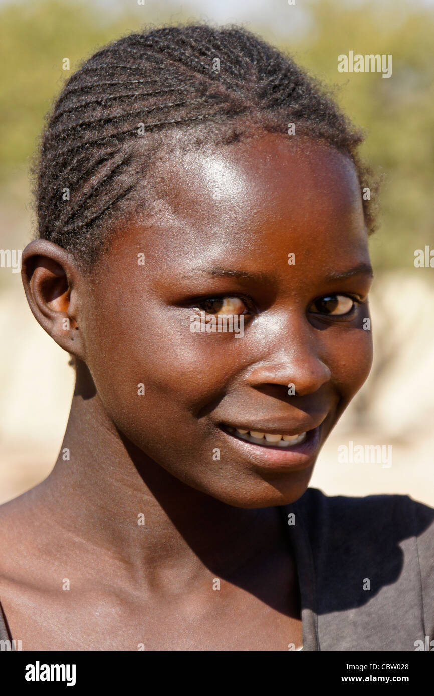 Herero ragazza con i capelli intrecciati (cornrows), Damaraland, Namibia Foto Stock