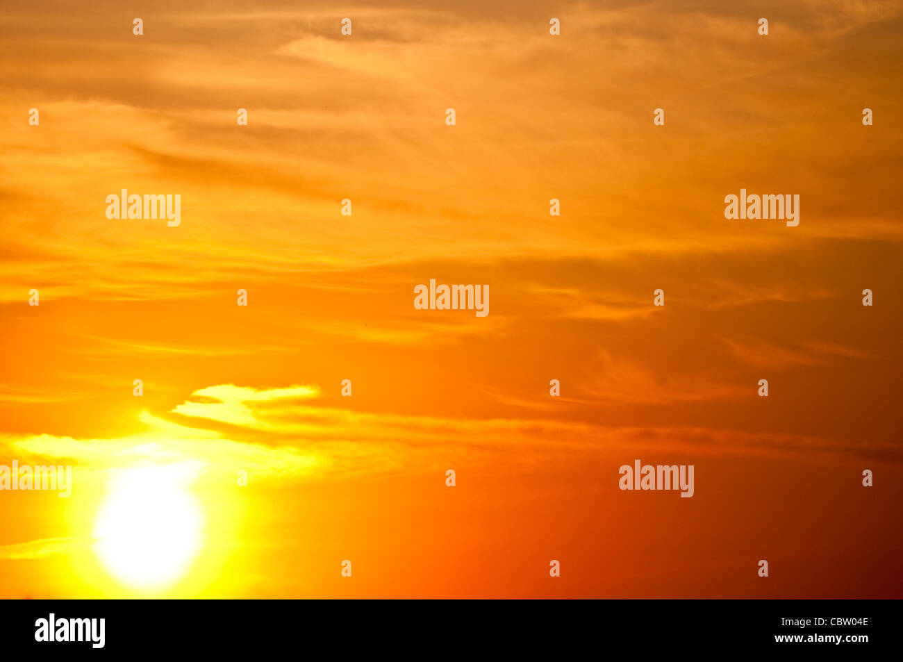 Vivace tramonto con cielo nuvoloso e sfera di Sun Foto Stock