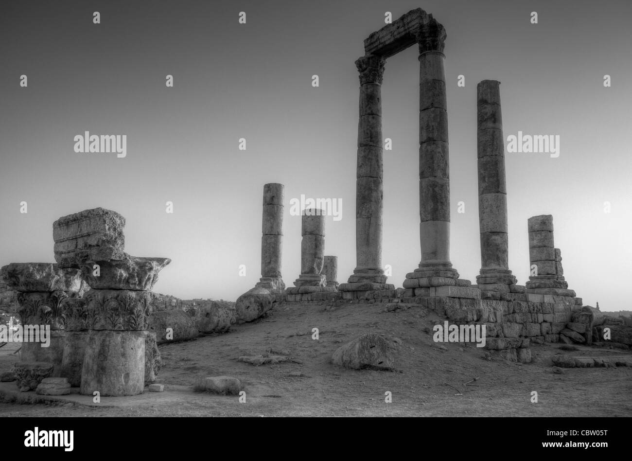 Antiche rovine con Sole e Cielo di tramonto in background (Tempio di Ercole in Amman, Giordania) Foto Stock