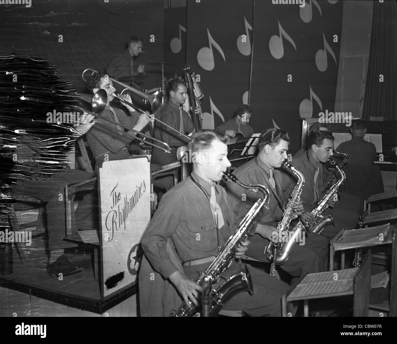 Rythymaires big band jazz di eseguire in Inghilterra durante la seconda guerra mondiale la musica di intrattenimento per le truppe USA la Gran Bretagna la seconda guerra mondiale 2 Foto Stock