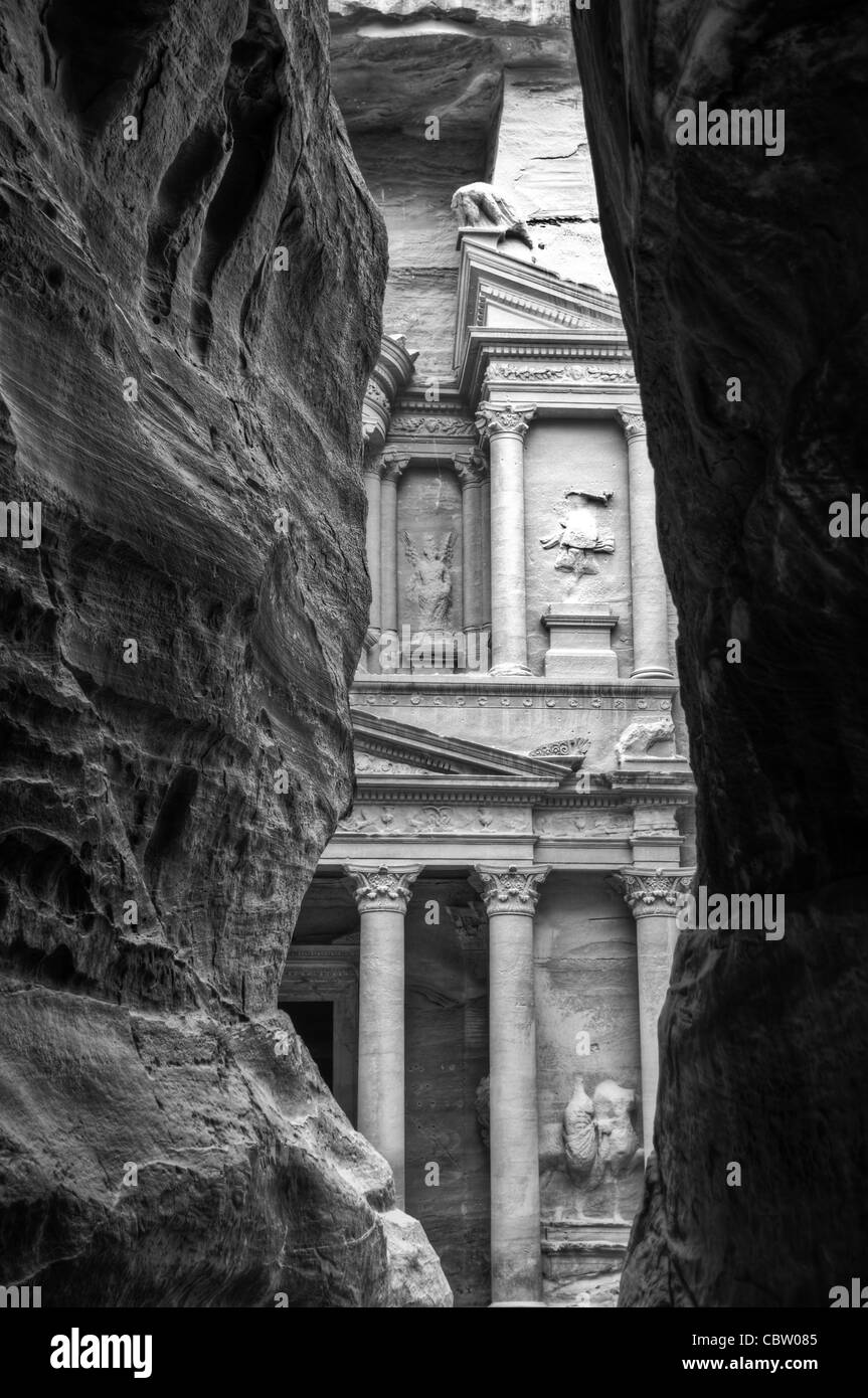 Vista la rosa rossa città di Petra dal siq, facciata del Tesoro. Foto Stock