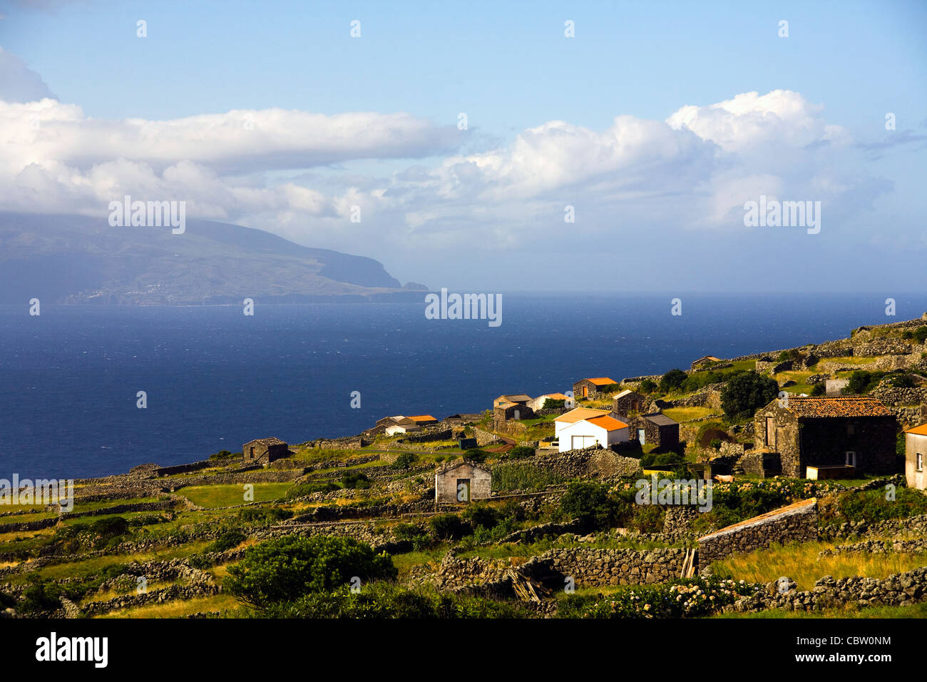 Flores visto dall'isola del Corvo, il più piccolo e isolato isole delle Azzorre. Foto Stock